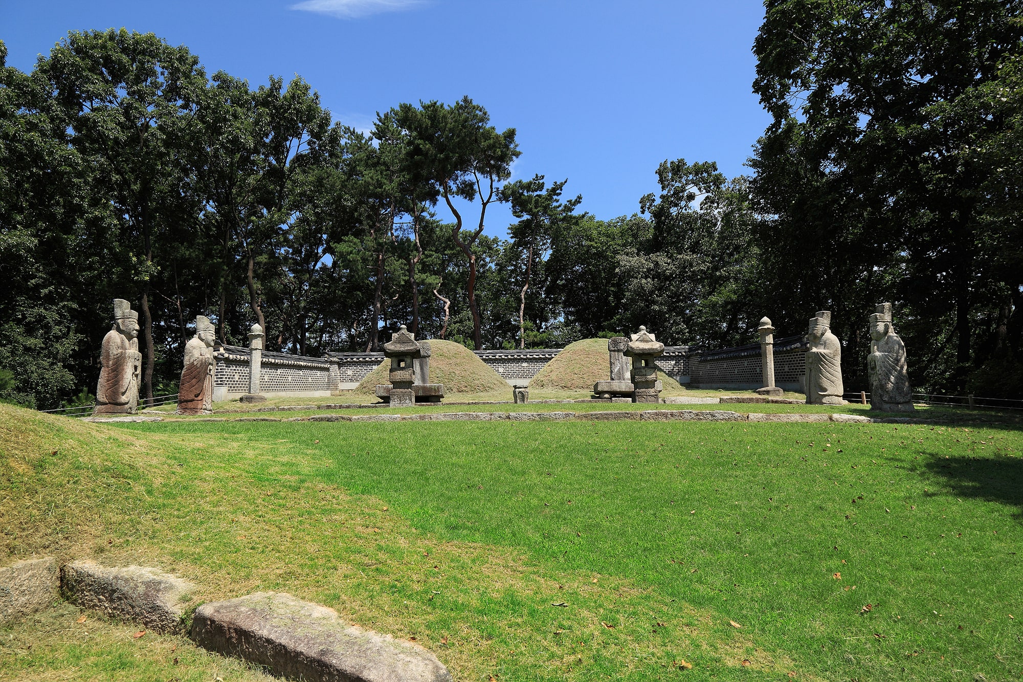 연산군 묘 석물과 장명등